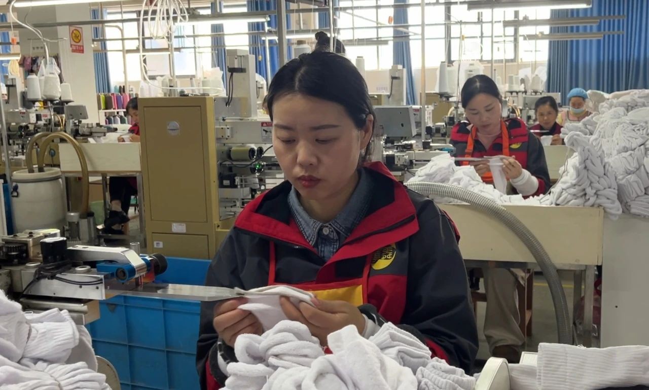 堯舜襪業(yè)崗位標(biāo)桿探秘系列——縫頭工劉艷節(jié)：從“金牌工人”到“縫頭大師”，“兩個(gè)秘訣”小動(dòng)作里的大智慧傳奇