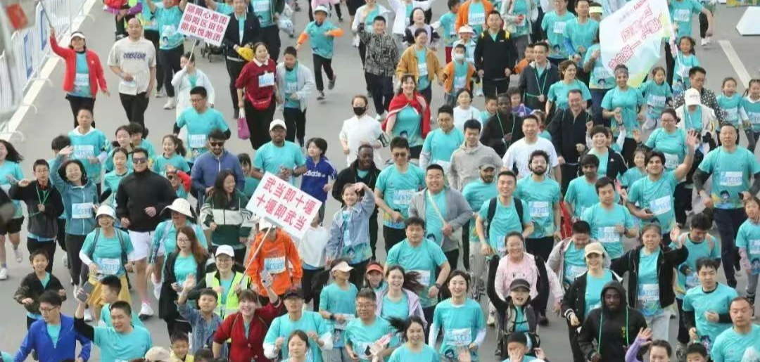 奔跑與溫暖同行！棉伙棉伴智能紡織科技助力2025十堰馬拉松，以科技織就運(yùn)動(dòng)力量