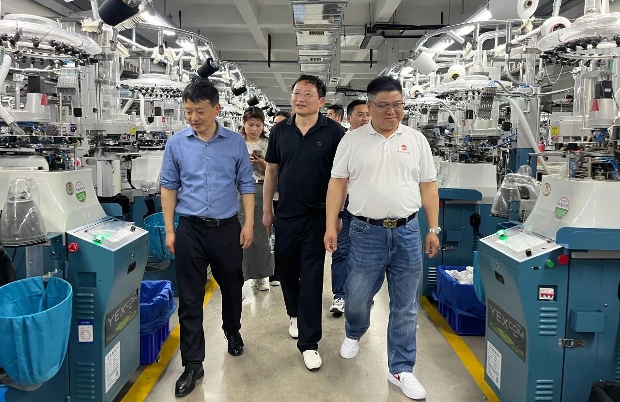 東至縣工商聯(lián)（總商會(huì)）與石臺(tái)縣工商聯(lián)（總商會(huì)）開展聯(lián)誼交流活動(dòng)，蒞臨堯舜智能科技集團(tuán)參觀指導(dǎo)